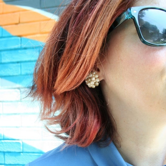 Vintage Clip On Earrings - Picture 2 of 3